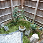 h Hiwatashi - 奥に坪庭があります！ご主人様の手造りなんですね