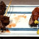 焼鳥日高 - 辛味噌とカラシ、両方をつけて頬張る
