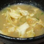 焼鳥日高 - キャベツをちぎって、煮込みの汁へ