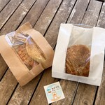 あおぞらカレーパン - 左：贅沢ウインナーとトマトのカレーフォッカチャ　みんなのカレーパン：右