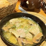 BISTRO Kuu - チキンとマッシュルームのアヒージョ
