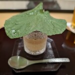 肉割烹 赤坂喰心 - 山葵の葉の演出も心地良いですね！