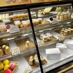 はじめのプリン - 種類豊富なプリンが並んでいる 冷蔵ケース