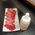焼肉ホルモンまるよし - タン＋レモン果汁