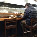 千茶屋 - 厨房とカウンター席