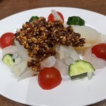 京華小吃 - かかっているのは何か揚げたもの　辛いかと警戒したけど全く辛味はなし