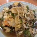 中華園 - 野菜炒め。タケノコも入って旨いですねー。おつまみニンニク最高