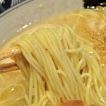 麺屋　黒船 - 麺は、中太卵麺ではなく、博多ラーメンっぽい細麺です。
