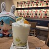 カフェチャオプレッソ - 期間限定 杏子とキウイのフルッタグラニータ￥680
爽やかなキウイビューレに、コク深いレアチーズグラニータを重ねた、軽やかで奥行きのある一杯 まろやかなホイップと、アプリコット&キウイのダブル果肉を