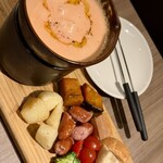 Cheese Meets Meat - 栄養たっぷりビーツのピンクのチーズフォンデュ
