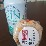 ニューデイズ - ドリンク写真:いぶりがっこチャーハンオムスビ@¥216円&秋田杉GINハイボール@¥217円