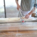 手打ち讃岐うどん　雲海 - 切ってます