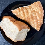 太養パン店 - 左下が牛乳パン、右上がかたい牛乳パン