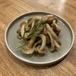 樽ワイン酒場 呑牛呑気 - きのこのガーリックマリネ