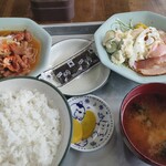 真乃屋 - 料理写真:本日の日替わり定食(ベーコンエッグ)500円　と　「もつ煮　390円」