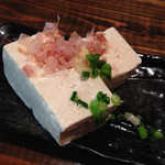 備長炭炭火やきとり 恵屋 - 料理写真:「冷奴」(¥130) の食べかけ・・
全部で4切れ