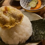 小料理屋 永山 - ①梅天むす
南高梅を天ぷらにしておむすびに載せてます
敢えて天ぷらを選ぶ必要はなかったかも
おにぎり自体のバランスも良いですが、お汁ものとのバランスも良いですね