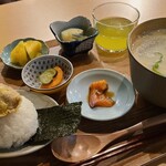小料理屋 永山 - 選べる定食(税込2,100円)
①梅天むす②ほくほく野菜の豆乳豚汁③牛肉角煮【1個】&山菜煮物④サーモンお刺身【1切れ】⑤酢味噌掛け水茄子【2個】⑥お漬け物⑦CUTパイナップル
