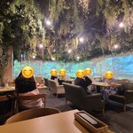 小料理屋 永山 - 店内は天井から植物が吊るされ、壁にも植物が植えられており、プロジェクションマッピングの壁が2面、グレーの床、街中で癒しの空間、BGMはヒーリング系音楽