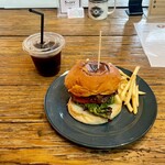 VISSLA CAFE - 料理写真:スタンダードスマッシュバーガーとアメリカンアイスコーヒーレギュラー