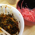 金田家 - 高菜と紅ショウガ、ニンニクは好きなだけどうぞ