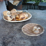 石窯パン工房森のおくりもの - 切り分けて試食させてくれます。