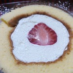 LAWSON - 料理写真:プレミアムロール　いちごのせ