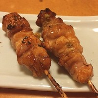つきじ宮川本廛 - 焼き鳥は無論、タレである！　ひとつは七味、ひとつは山椒で。後者がより調和する