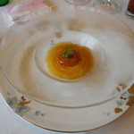 カリフラワーのムースとコンソメゼリー、北海道産雲丹添え