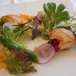 帆立貝のポアレ、グリーンアスパラのミモザ風