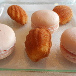 レストラン プランデルブ北鎌倉 - 桜のマカロンとプチマドレーヌ