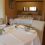 レストラン プランデルブ北鎌倉 - 中央の席と奥の6人用テーブル