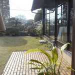 レストラン プランデルブ北鎌倉 - 玄関からの庭の眺め