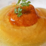 カリフラワーのムースとコンソメゼリー、北海道産雲丹添えアップ