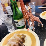 独楽寿司 - 料理写真:生鳥貝 独楽寿司サンオリジナル冷酒 と、キリン親子