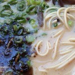 明石家 - 焦がしニンニク（マー油）。そして麺はこんな感じ。