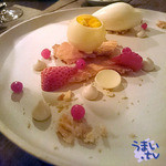 ビストロ ロジウラ - 「ホワイトチョコレートの球体 苺とジャスミン」 １，２９６円