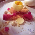 ビストロ ロジウラ - 「ホワイトチョコレートの球体 苺とジャスミン」 １，２９６円