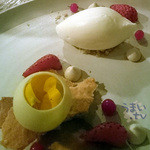 ビストロ ロジウラ - 「ホワイトチョコレートの球体 苺とジャスミン」 １，２９６円