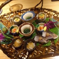 新月 - 小鉢は籠に盛られています