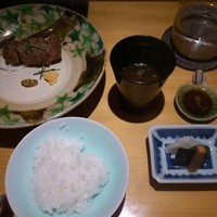 新月 - 目の前の土鍋で炊かれたご飯とお肉です