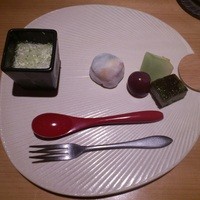 新月 - うちわの形をしたお皿でデザートが運ばれてきました。