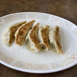 餃子の砂子 - 餃子　6個だったけど、1個食べた後に撮影