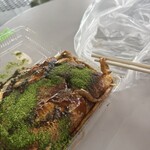 三津浜焼 まるこう - はみ出ていたのはシッポみたい　んで芝生みたいなアオノリの大群落‼️