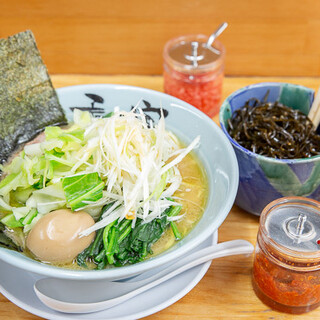 秀吉家 - 料理写真:当店イチオシ、キャベツ、白ねぎ、のり、玉子がのったボリュームのある一杯です。