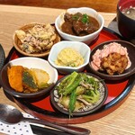 イザカヤ 山角 - 名物！山角のおばんざい定食　1000円税込