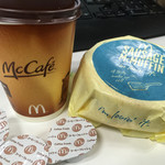 McDonald's - 2015/03 朝マック ソーセージマフィン100円税込＆マクドナルド 川崎ミューザ店限定の平日の日替りサービスでカフェラテ 100円税込