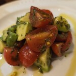 やどり木鶏専門居酒屋 - 『アボカドトマトのマリネ』