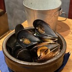 炭火とワイン - ムール貝白ワイン蒸し