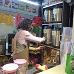 鉄路清茶 - 居並ぶ冷茶ポット